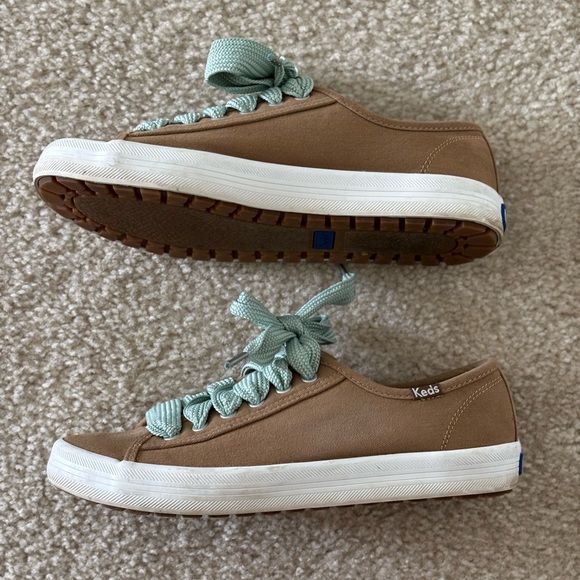 EUC Women’s Keds Sneakers size 7 Tan with turquoise laces - Picture 4 of 7